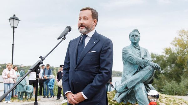 Председатель Совета Плесского городского поселения  Т.О.Каримов на открытии памятника Федору Шаляпину, Плес