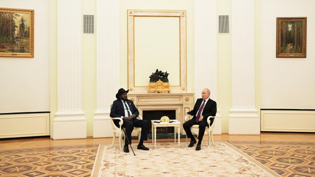 Президент РФ Владимир Путин и президент Южного Судана Салва Киир во время встречи в Москве. 28 сентября 2023