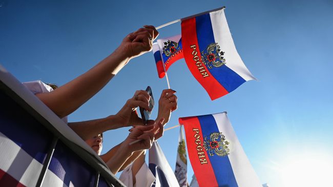 Люди с российскими флажками
