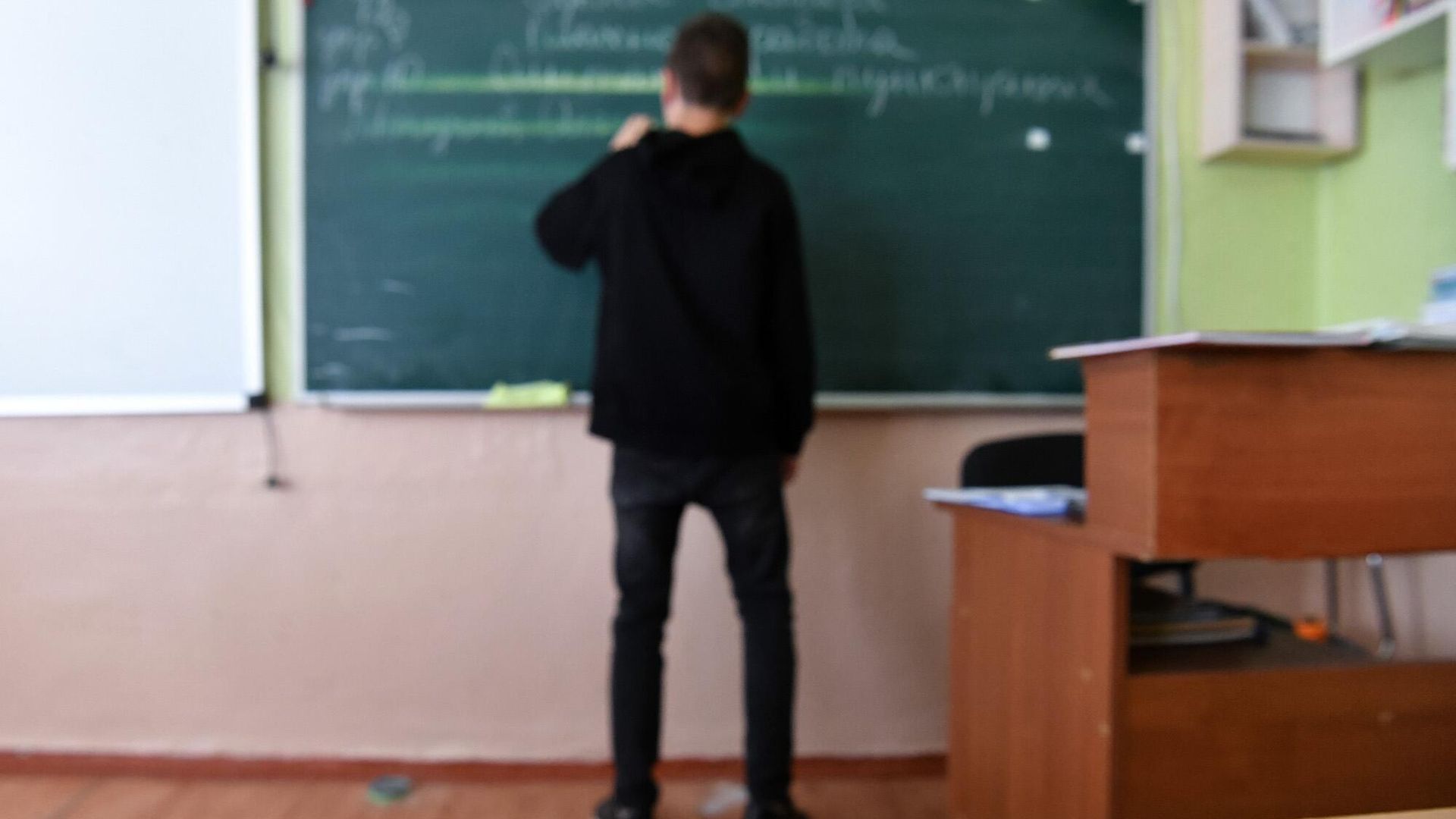 Ученик у доски на уроке русского языка Ученик у доски на уроке русского языка - РИА Новости, 1920, 30.09.2023