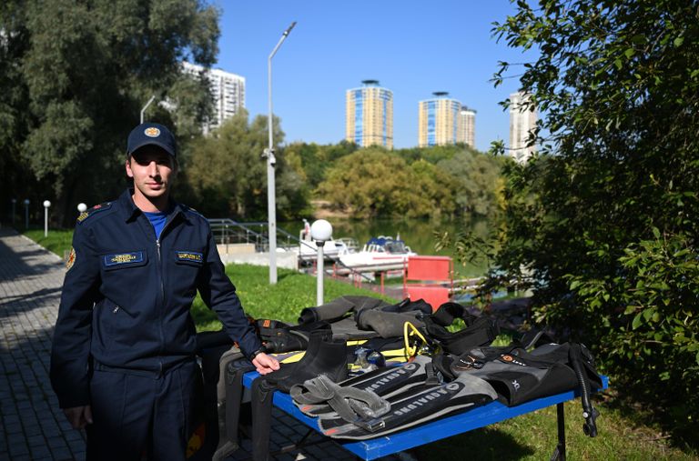 Сотрудник станции Строгино Московской городской поисково-спасательной службы на водных объектах
