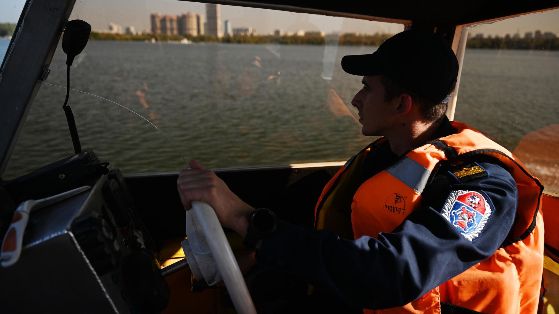 Сотрудник Московской городской поисково-спасательной службы на водных объектах патрулирует водоем - РИА Новости, 1920, 02.10.2023