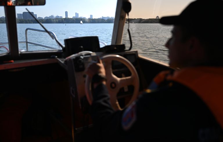 Сотрудник Московской городской поисково-спасательной службы на водных объектах патрулирует водоем