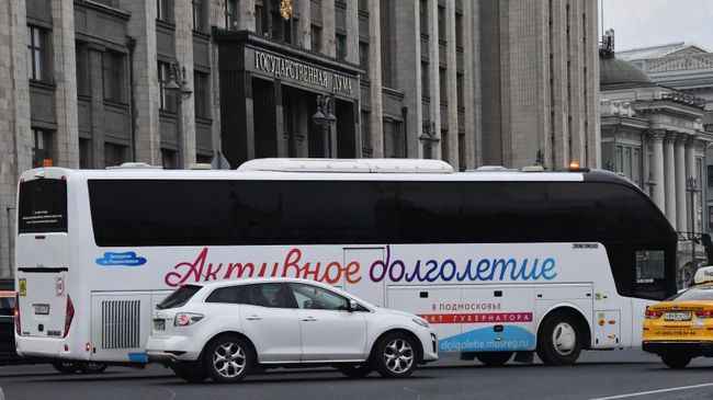 Автобус с символикой проекта Активное долголетие