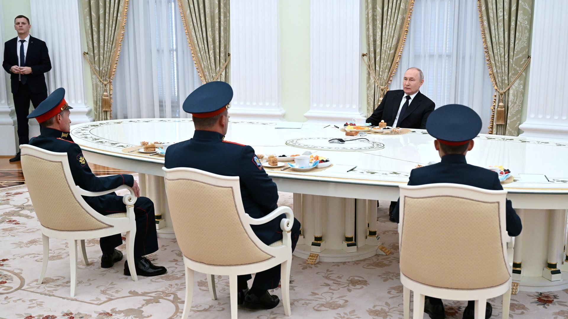 
Президент РФ Владимир Путин во время встречи с награжденными военными – участниками специальной военной операции - РИА Новости, 1920, 22.12.2025