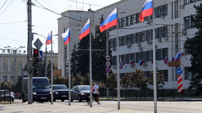 Российские флаги на одной из улиц Донецка