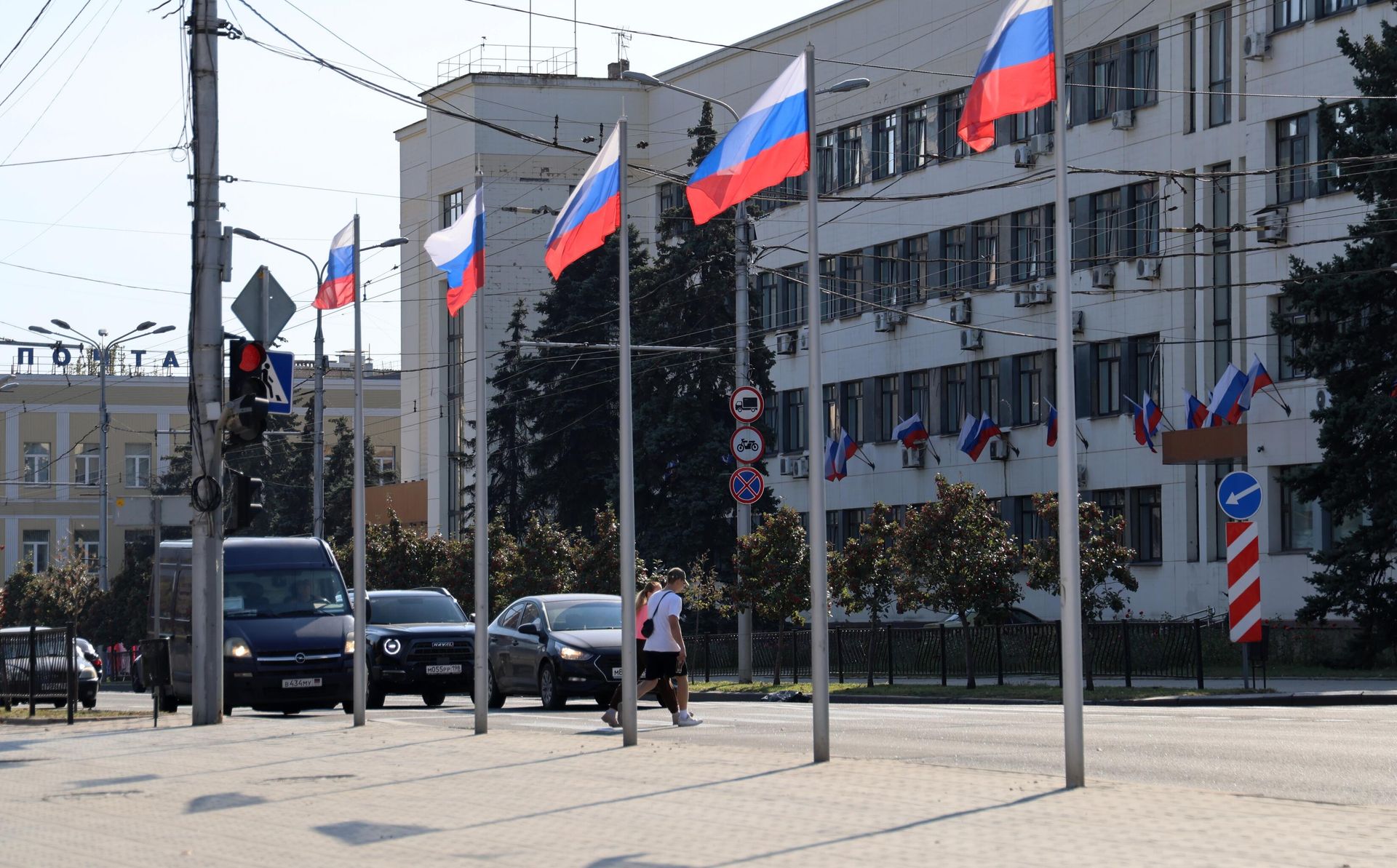 Российские флаги на одной из улиц Донецка. Тридцатого сентября в России отмечается День воссоединения Донецкой Народной Республики, Луганской Народной Республики, Запорожской и Херсонской областей с Россией Российские флаги на одной из улиц Донецка. Тридцатого сентября в России отмечается День воссоединения Донецкой Народной Республики, Луганской Народной Республики, Запорожской и Херсонской областей с Россией