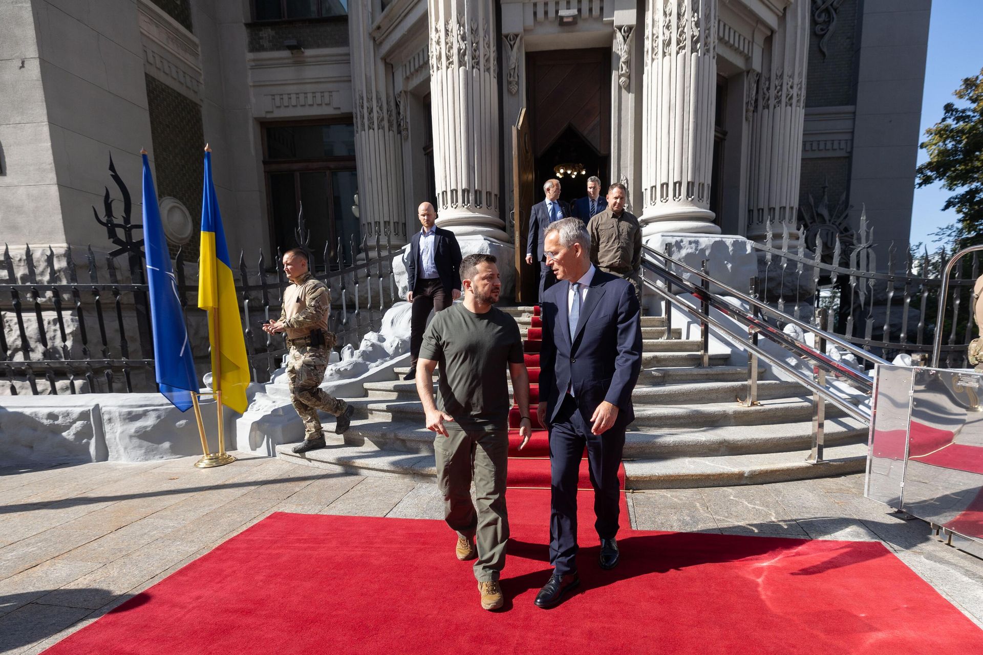 Генеральный секретарь НАТО Йенс Столтенберг и президент Украины Владимир Зеленский во время встречи в Киеве - РИА Новости, 1920, 20.10.2023