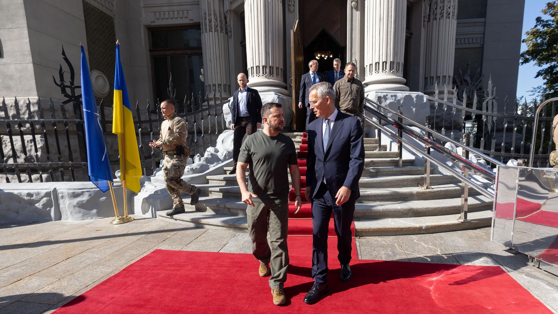 Генеральный секретарь НАТО Йенс Столтенберг и президент Украины Владимир Зеленский во время встречи в Киеве Генеральный секретарь НАТО Йенс Столтенберг и президент Украины Владимир Зеленский во время встречи в Киеве - РИА Новости, 1920, 30.09.2023