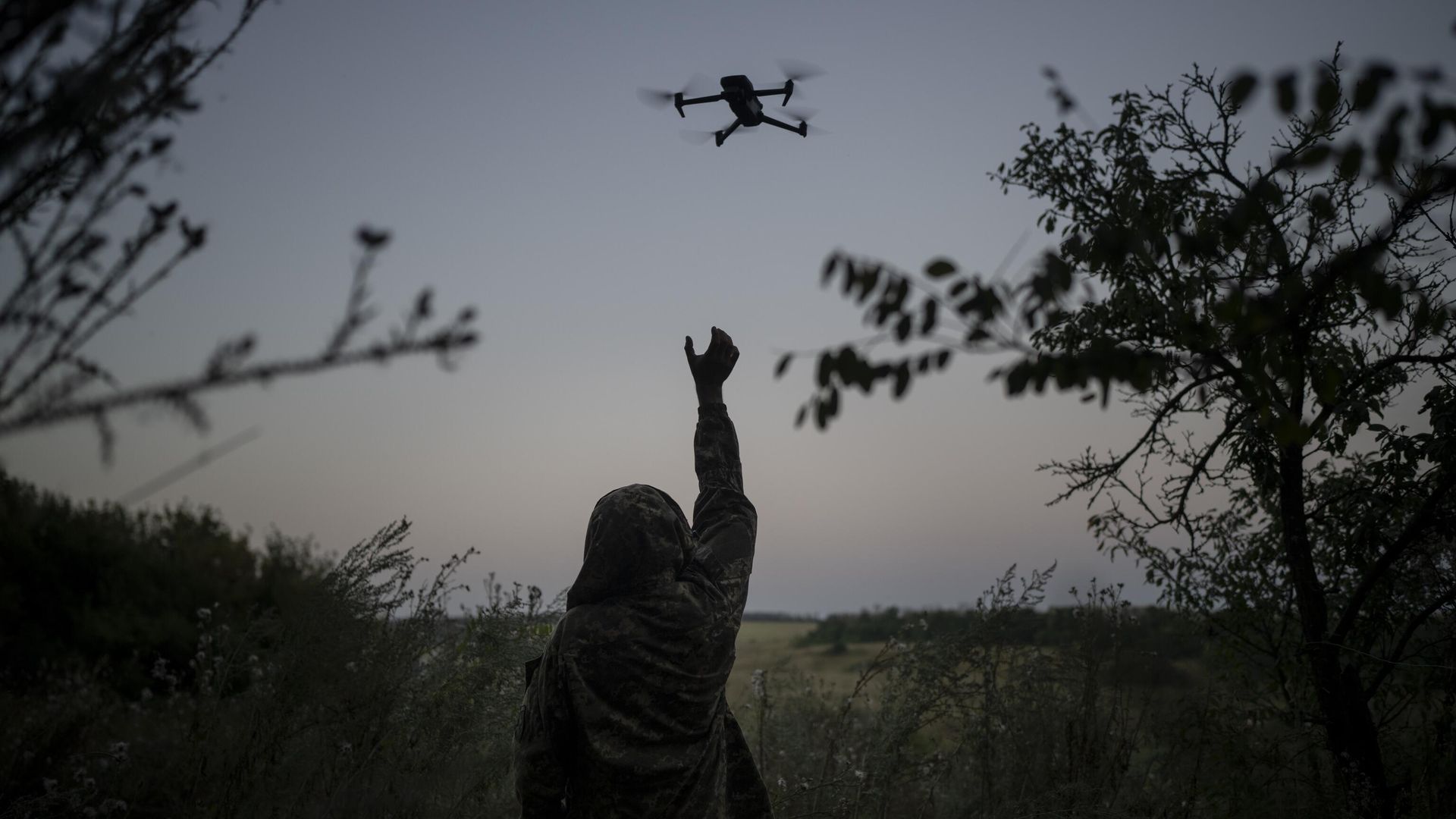 Украинский военный запускает беспилотник Украинский военный запускает беспилотник - РИА Новости, 1920, 20.01.2024