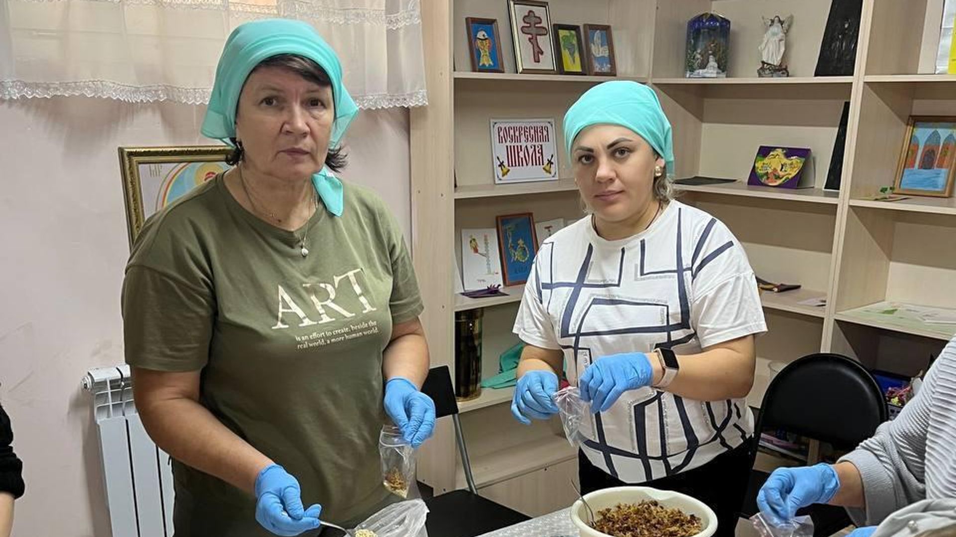 Жительницы Алтая готовят сухой суп для бойцов СВО Жительницы Алтая готовят сухой суп для бойцов СВО - РИА Новости, 1920, 30.09.2023