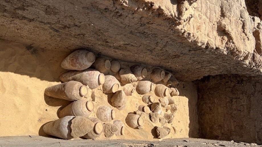 Кувшины с остатками 5000-летнего вина, обнаруженные в ходе раскопок в провинции Сохаг в центральной части Египта Кувшины с остатками 5000-летнего вина, обнаруженные в ходе раскопок в провинции Сохаг в центральной части Египта - РИА Новости, 1920, 01.10.2023