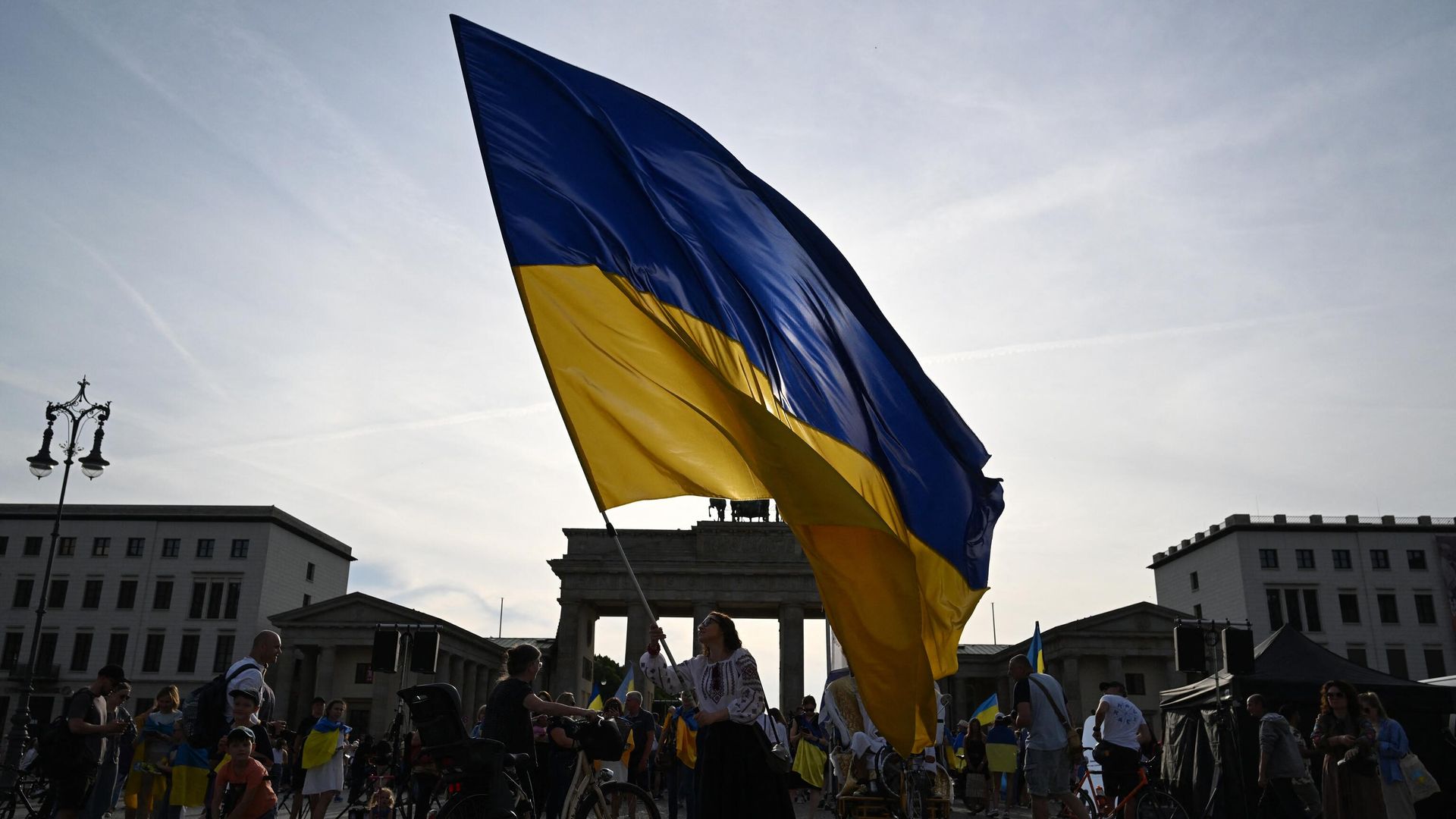 Женщина с украинским флагом у Бранденбургских ворот в Берлине Женщина с украинским флагом у Бранденбургских ворот в Берлине - РИА Новости, 1920, 02.10.2023