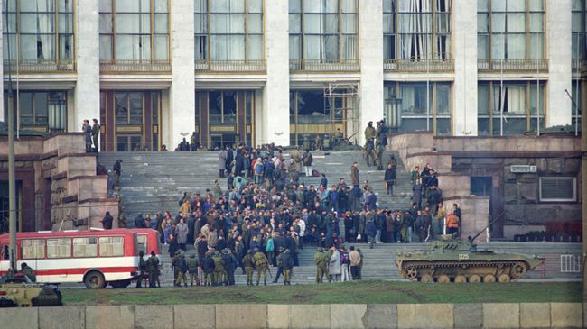Внутриполитический конфликт в Российской Федерации (21 сентября - 4 октября 1993 года) - разгон Съезда народных депутатов и Верховного Совета РФ.
Задержанные депутаты и сотрудники, выведенные из здания Дома Советов (Белого дома). Внутриполитический конфликт в Российской Федерации (21 сентября - 4 октября 1993 года) - разгон Съезда народных депутатов и Верховного Совета РФ.
Задержанные депутаты и сотрудники, выведенные из здания Дома Советов (Белого дома).