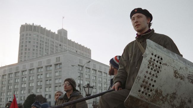 Сторонники Верховного Совета РФ у Дома Советов (Белый дом). 3 октября 1993 года Сторонники Верховного Совета РФ у Дома Советов (Белый дом). 3 октября 1993 года