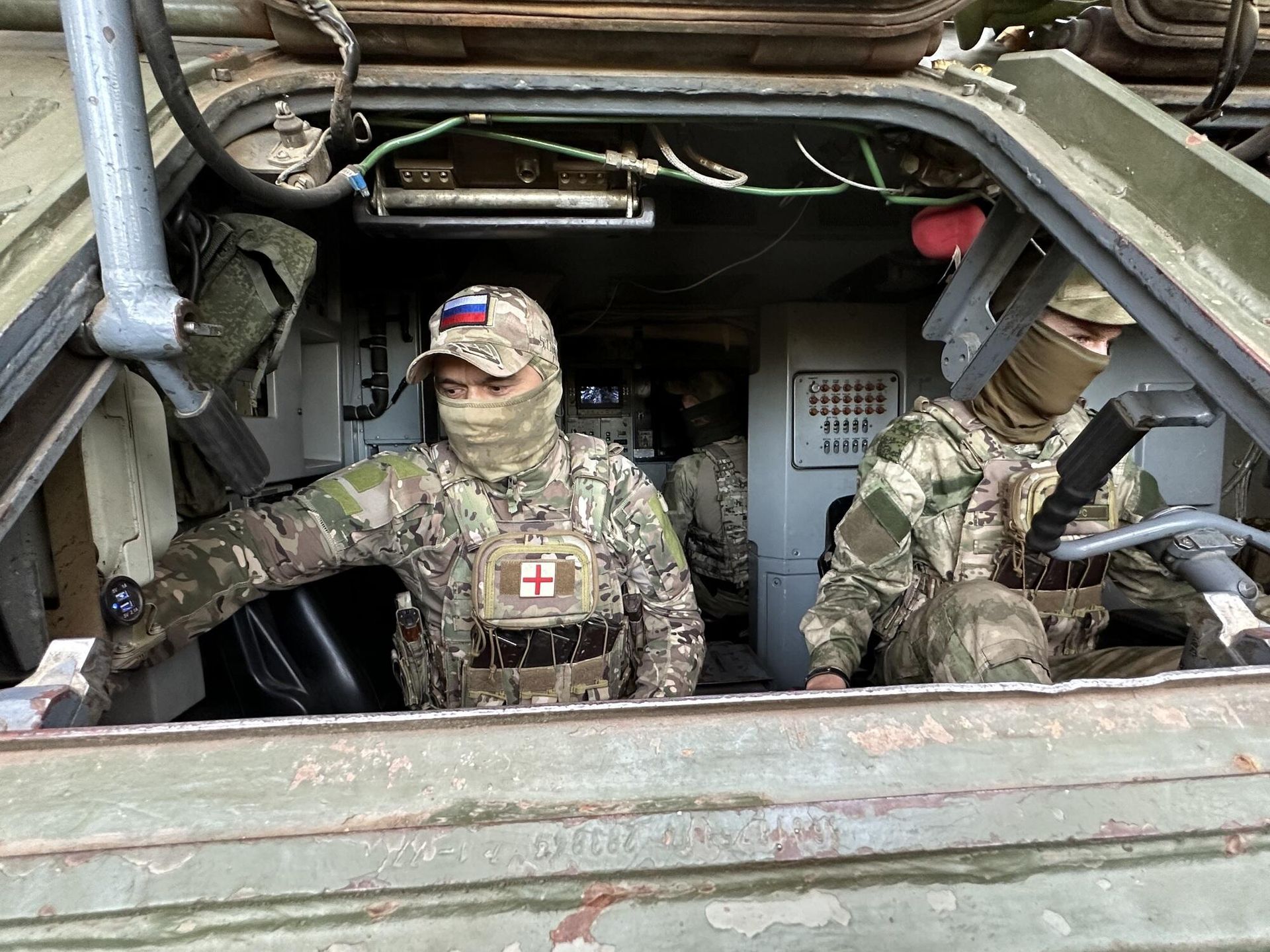 Замначальника расчета с позывным Пуля и мехвод Форс за боевой работой