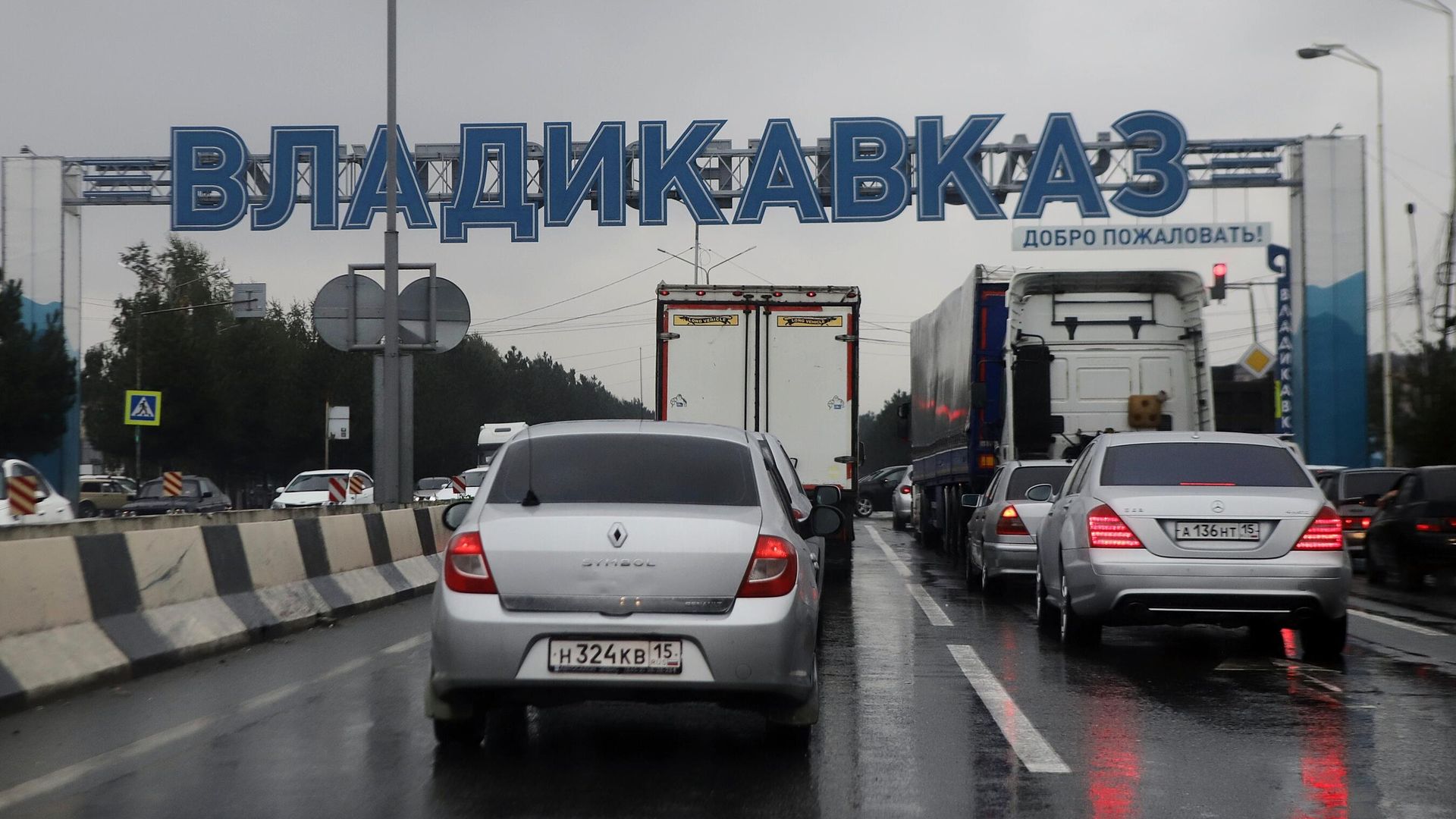 Очередь из грузовых автомобилей в ожидании перехода через границу с Россией и Грузией в пригороде города Владикавказ - РИА Новости, 1920, 05.08.2026
