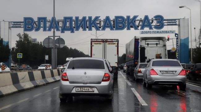 Грузовые автомобили в очереди на КПП Верхний Ларс
