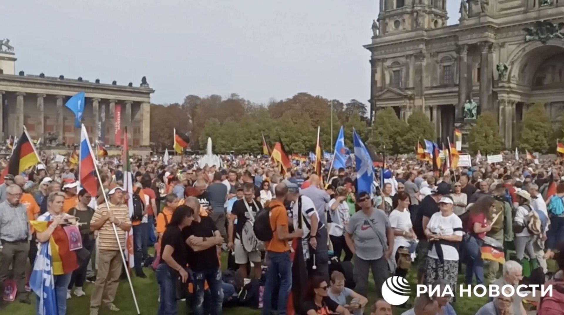 Участники акции протеста против поставок оружия на Украину, за отставку правительства и проведение досрочных выборов. Кадр видео Участники акции протеста против поставок оружия на Украину, за отставку правительства и проведение досрочных выборов. Кадр видео - РИА Новости, 1920, 27.08.2024