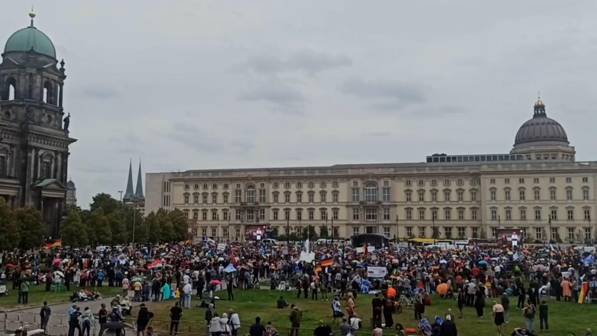 Акция против поставок оружия на Украину в центре Берлина Акция против поставок оружия на Украину в центре Берлина - РИА Новости, 1920, 03.10.2023