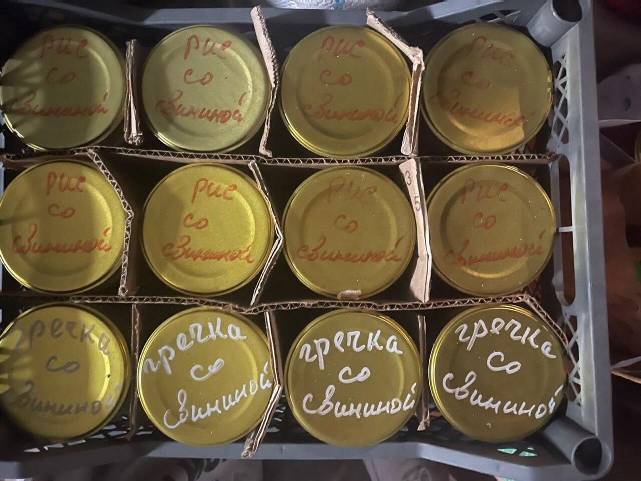 Консервированные продукты для бойцо в зоне СВО от жителей Эртильского района Воронежской области Консервированные продукты для бойцо в зоне СВО от жителей Эртильского района Воронежской области - РИА Новости, 1920, 03.10.2023