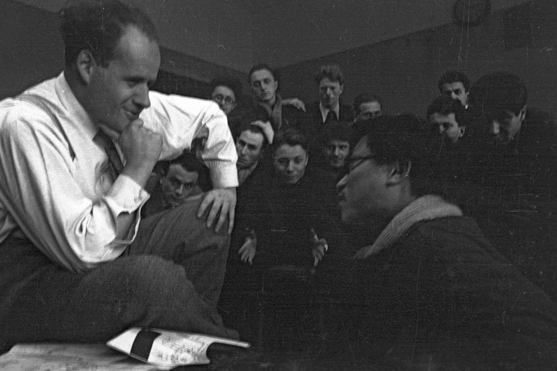 Режиссер театра и кино, профессор и педагог Сергей Эйзенштейн читает лекцию студентам Всесоюзного государственного института кинематографии Режиссер театра и кино, профессор и педагог Сергей Эйзенштейн читает лекцию студентам Всесоюзного государственного института кинематографии - РИА Новости, 1920, 04.10.2023