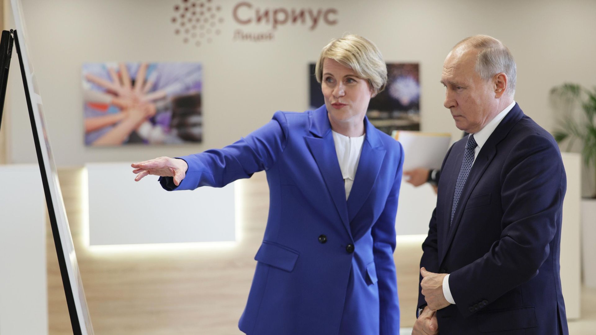 Президент РФ Владимир Путин во время посещения нового жилого корпуса президентского лицея в Сириусе Президент РФ Владимир Путин во время посещения нового жилого корпуса президентского лицея в Сириусе - РИА Новости, 1920, 04.10.2023