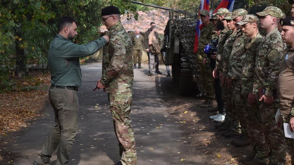 Глава ДНР Денис Пушилин во время награждения бойцов 1-й отдельной гвардейской мотострелковой бригады Глава ДНР Денис Пушилин во время награждения бойцов 1-й отдельной гвардейской мотострелковой бригады - РИА Новости, 1920, 04.10.2023