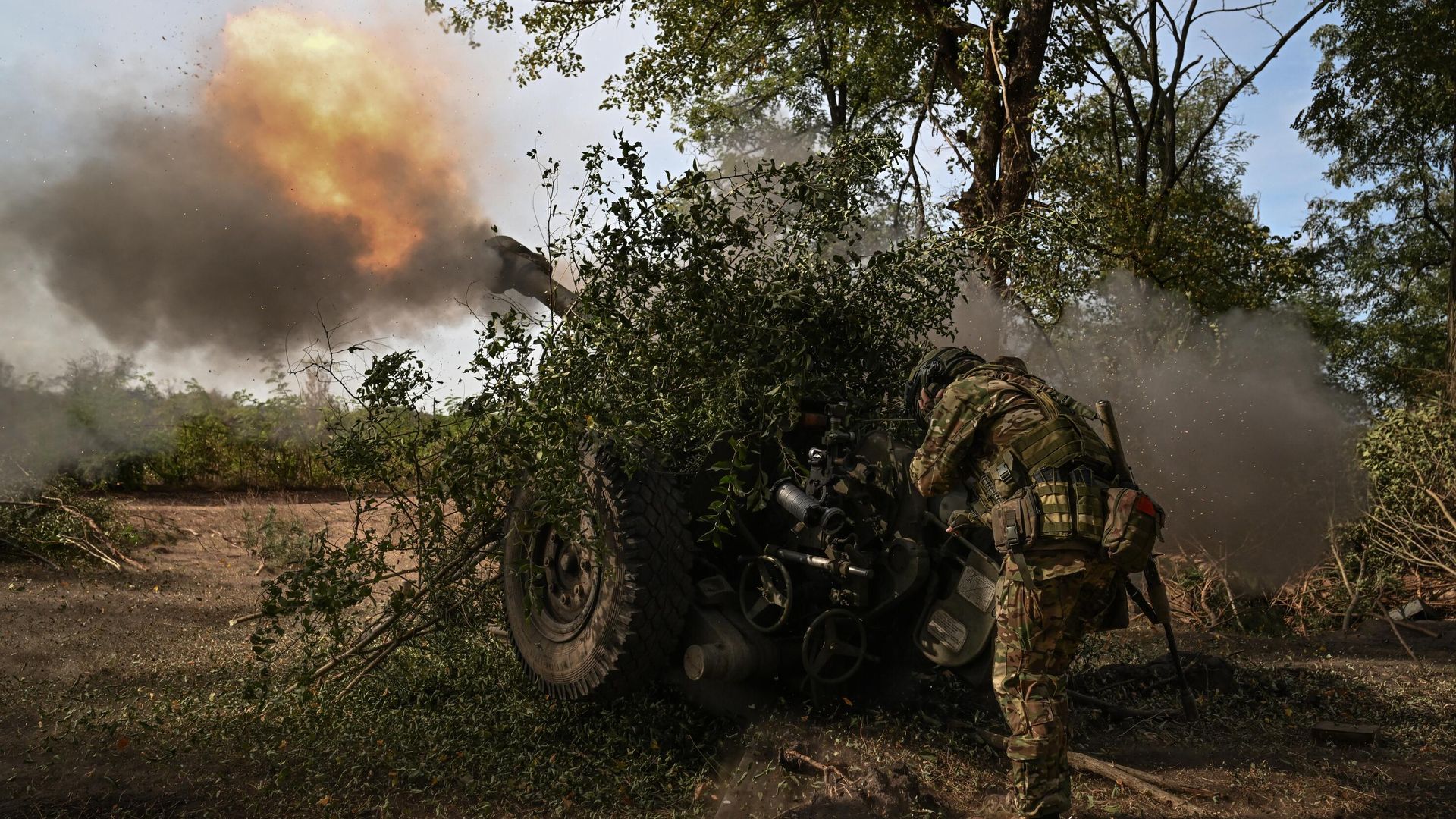 Боевая работа расчетов буксируемых гаубиц Д-30 ЦВО в зоне проведения СВО Боевая работа расчетов буксируемых гаубиц Д-30 ЦВО в зоне проведения СВО - РИА Новости, 1920, 08.10.2023