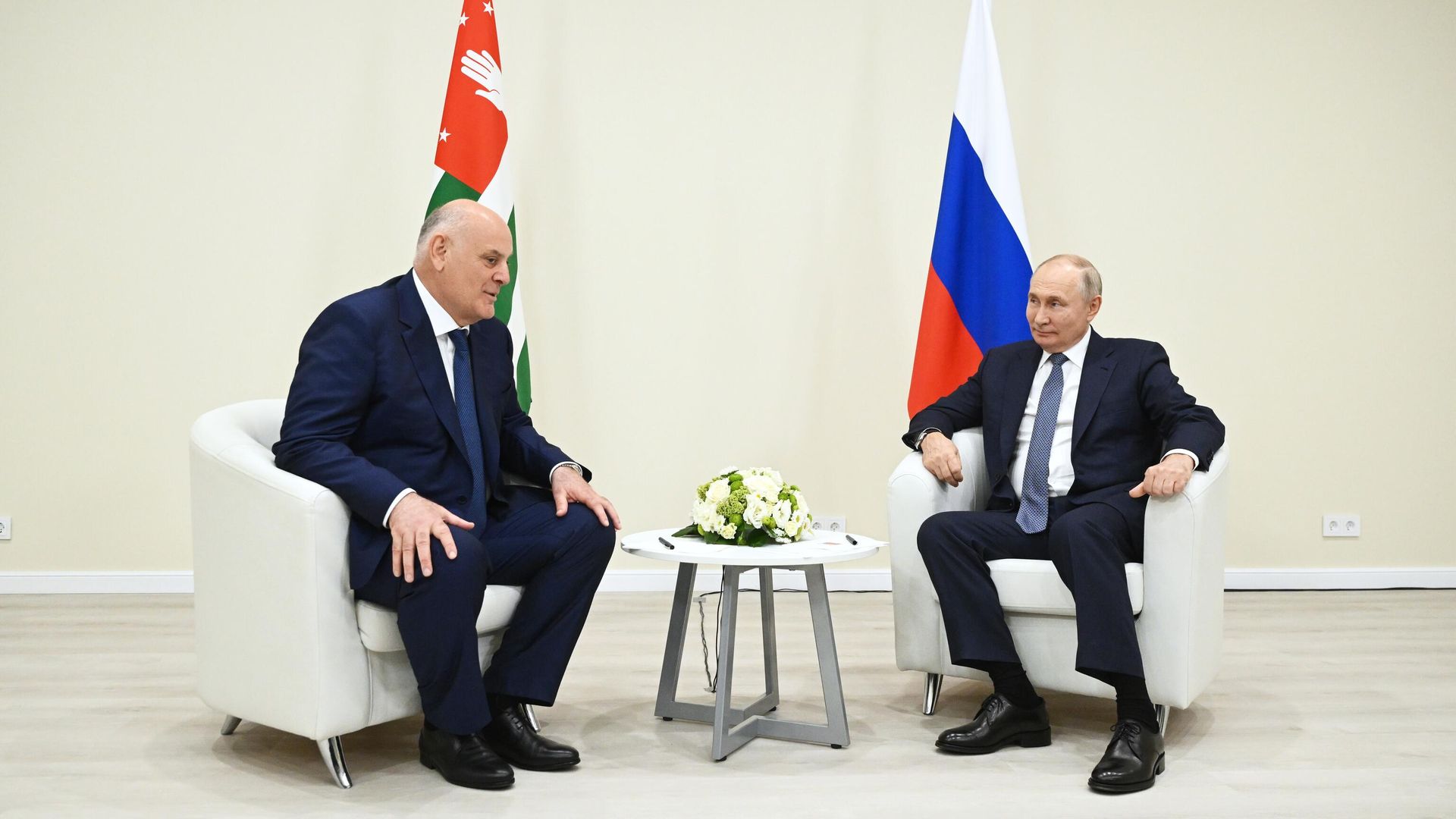 Президент РФ Владимир Путин и президент Абхазии Аслан Бжания - РИА Новости, 1920, 22.11.2023