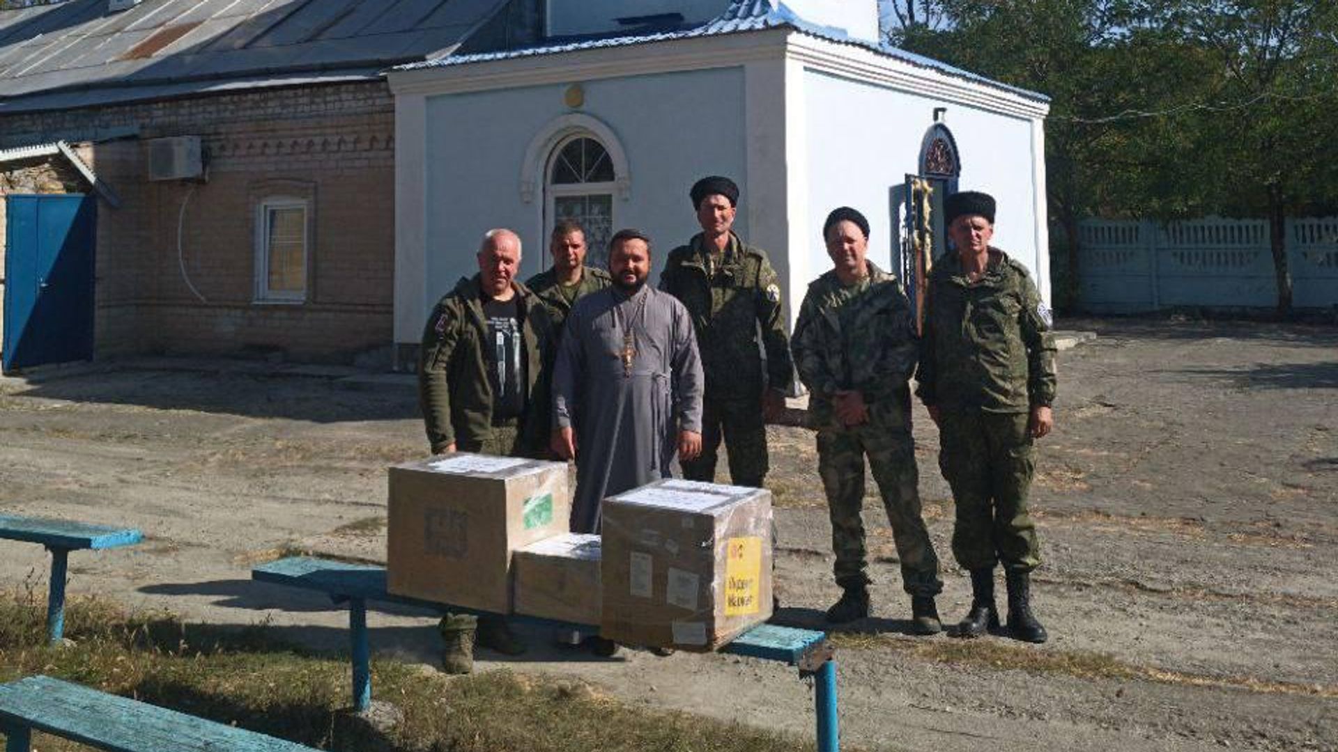 Казаки с гуманитарным грузом на фоне Храм Рождества Пресвятой Богородицы в Херсонской области Казаки с гуманитарным грузом на фоне Храм Рождества Пресвятой Богородицы в Херсонской области - РИА Новости, 1920, 05.10.2023