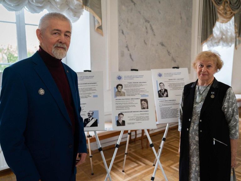 Выставка Учителями славится Россия, ученики приносят славу ей Выставка Учителями славится Россия, ученики приносят славу ей