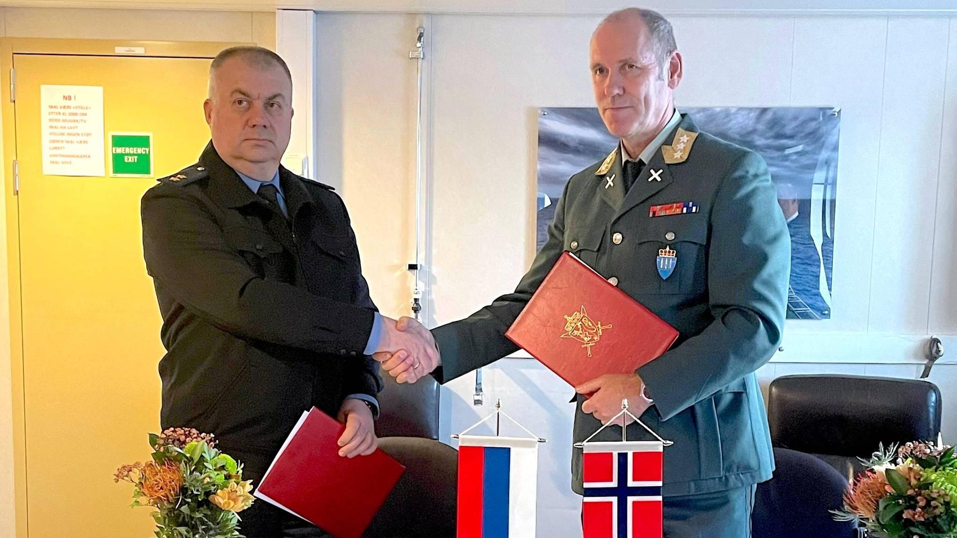 Начальник оперативного штаба норвежских вооруженных сил генерал-лейтенант Ингве Одло во время встречи с начальником Пограничного управления ФСБ России по западному арктическому району генерал-лейтенантом Станиславом Масловым. 5 октября 2023 Начальник оперативного штаба норвежских вооруженных сил генерал-лейтенант Ингве Одло во время встречи с начальником Пограничного управления ФСБ России по западному арктическому району генерал-лейтенантом Станиславом Масловым. 5 октября 2023 - РИА Новости, 1920, 06.10.2023