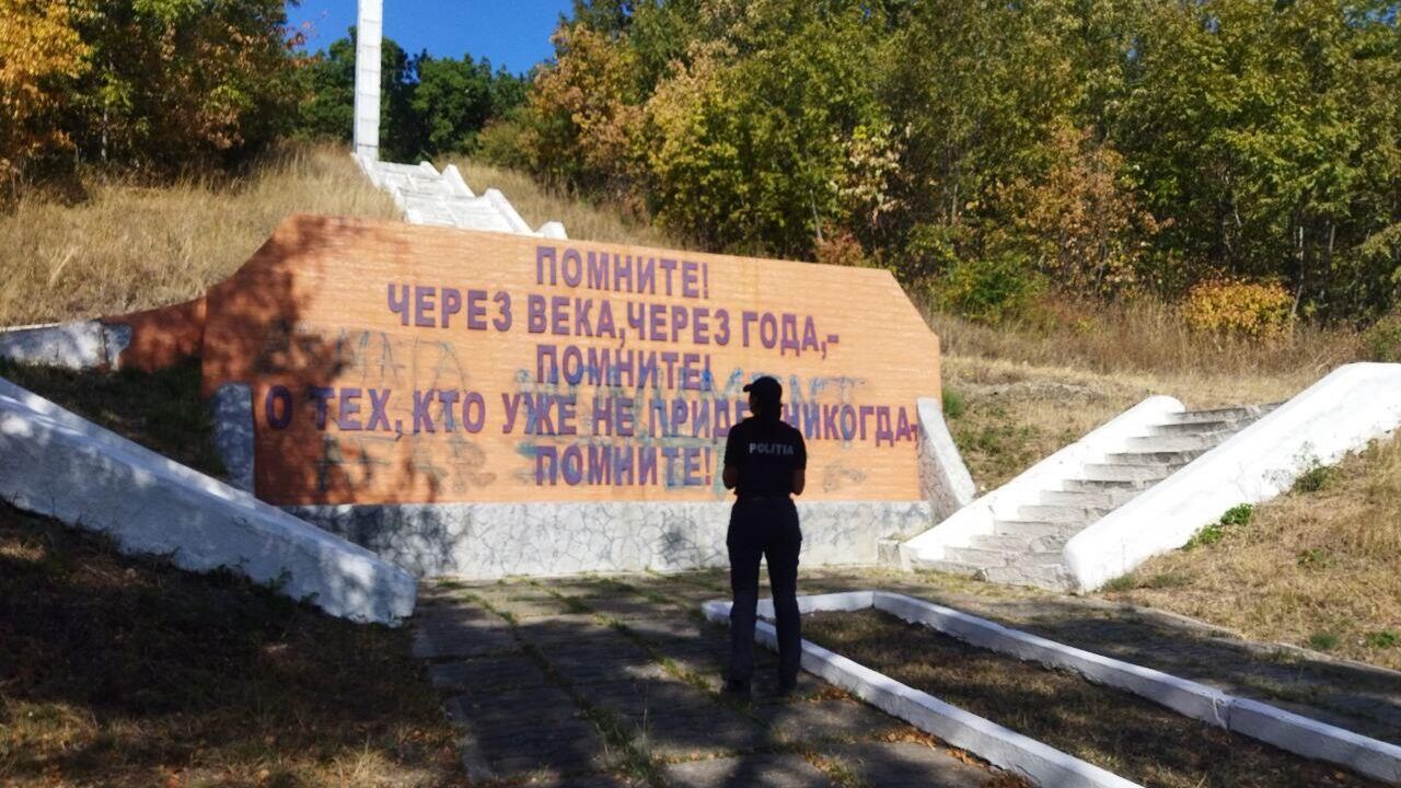 Памятник советским воинам в Молдавии, оскверненный вандалами Памятник советским воинам в Молдавии, оскверненный вандалами - РИА Новости, 1920, 06.10.2023
