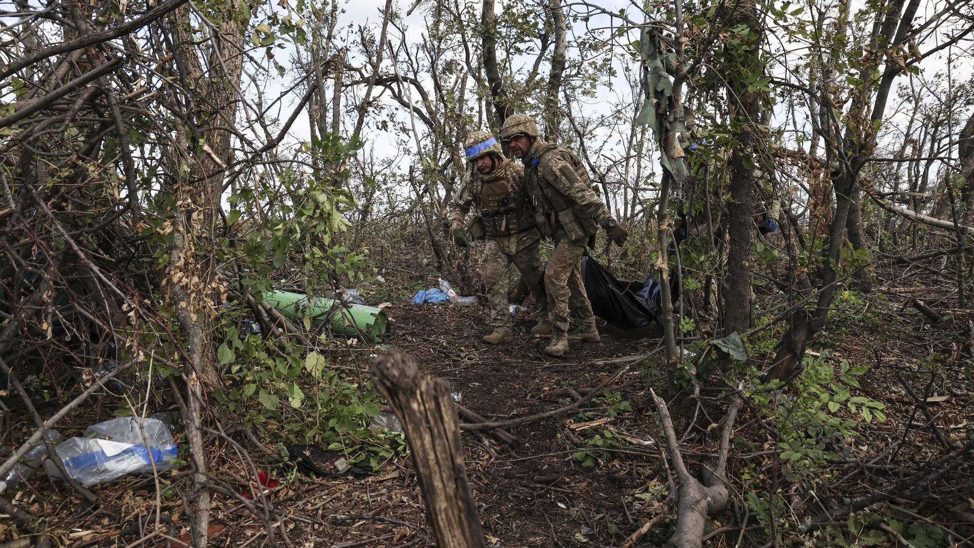 Украинские военнослужащие несут мешок с трупом убитого украинского солдата - РИА Новости, 1920, 01.12.2023