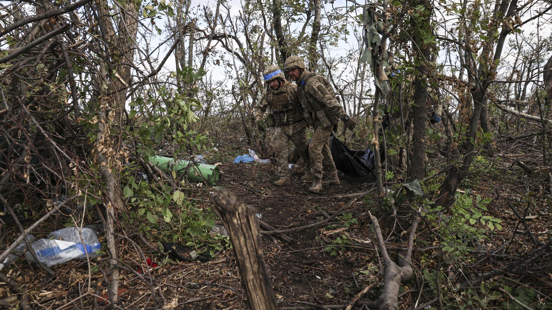 Украинские военнослужащие несут мешок с трупом убитого украинского солдата Украинские военнослужащие несут мешок с трупом убитого украинского солдата - РИА Новости, 1920, 03.11.2023