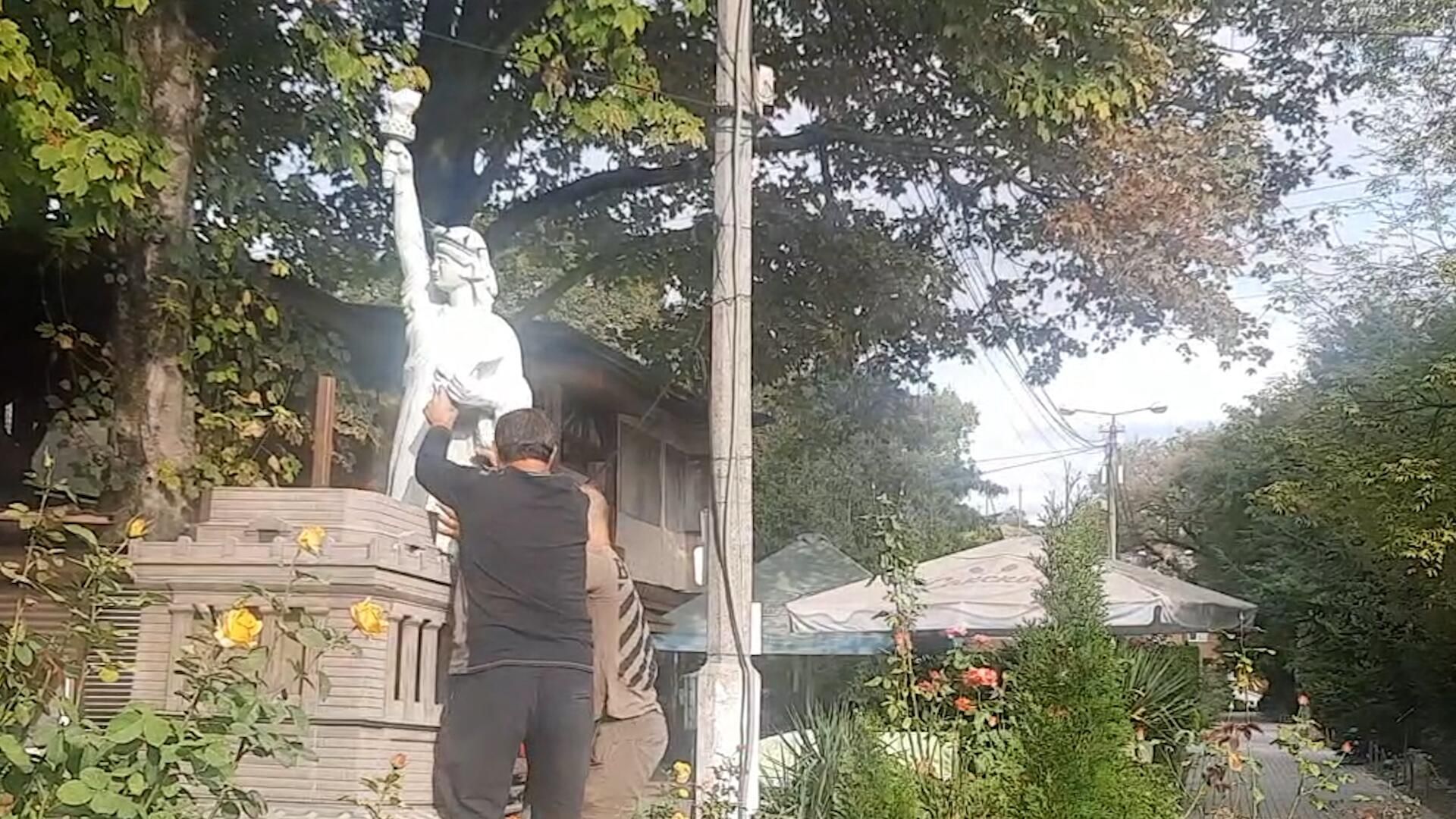 Демонтаж Статуи Свободы в Крыму Демонтаж Статуи Свободы в Крыму - РИА Новости, 1920, 06.10.2023