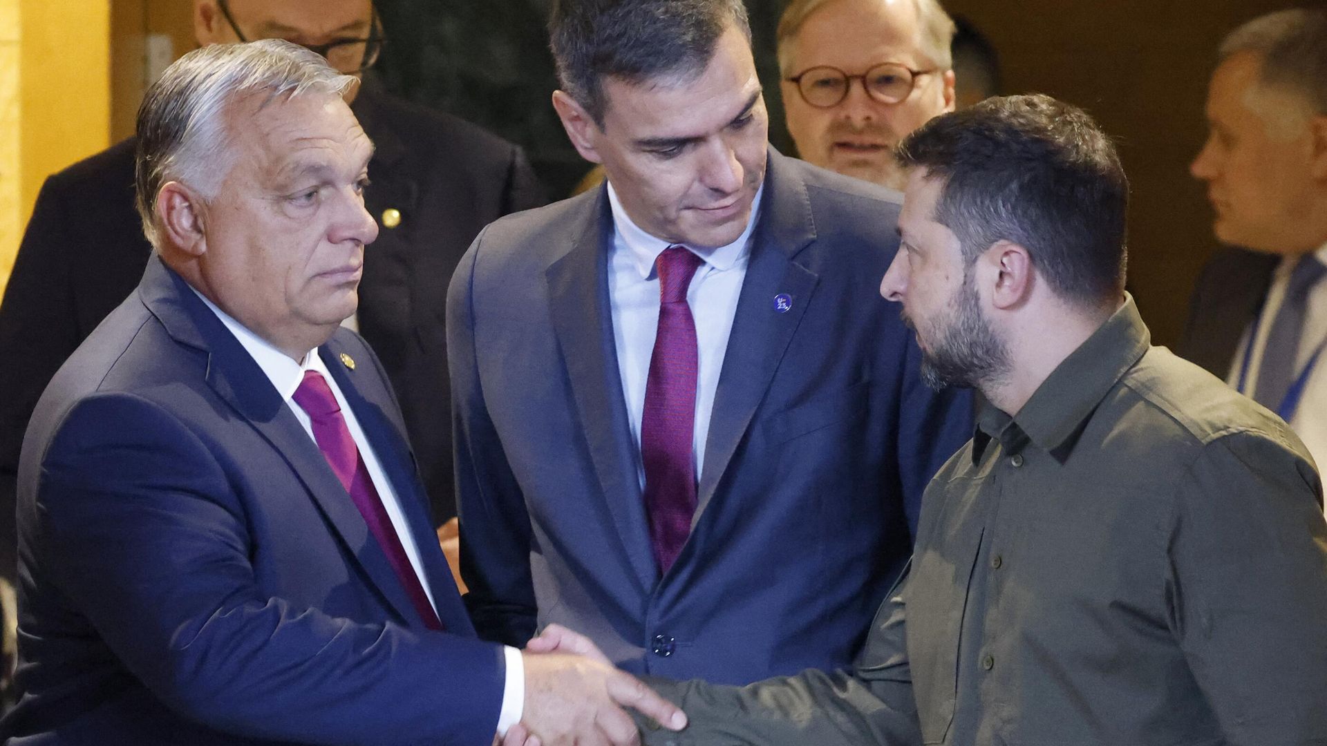 Премьер-министр Венгрии Виктор Орбан и президент Украины Владимир Зеленский перед началом пленарного заседания саммита Европейского политического сообщества Премьер-министр Венгрии Виктор Орбан и президент Украины Владимир Зеленский перед началом пленарного заседания саммита Европейского политического сообщества - РИА Новости, 1920, 06.10.2023