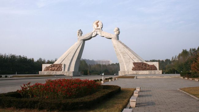 Арка Воссоединения (Арка Трех Хартий) в Пхеньяне Арка Воссоединения (Арка Трех Хартий) в Пхеньяне