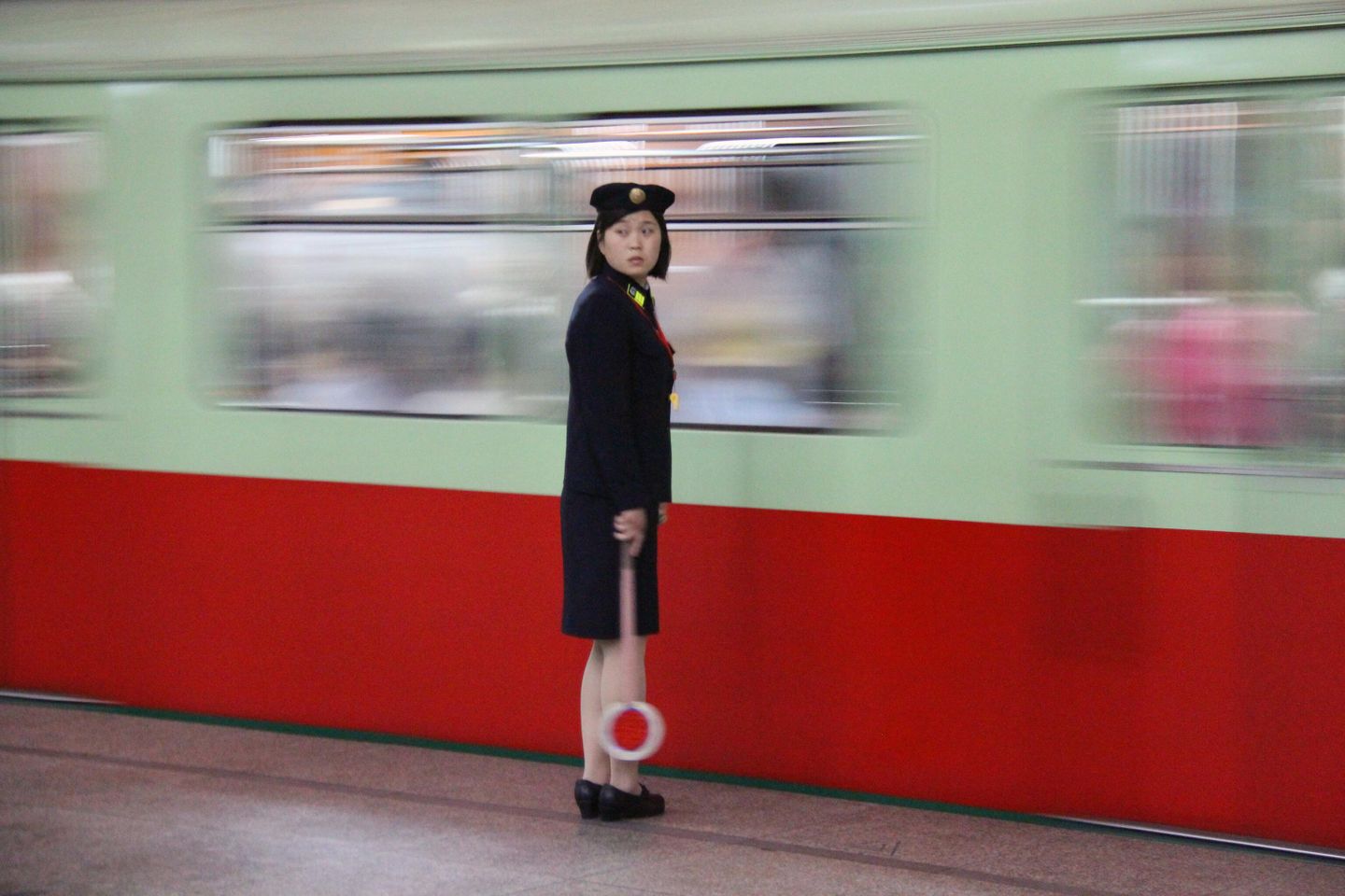 Кондуктор в метро Пхеньяна Кондуктор в метро Пхеньяна
