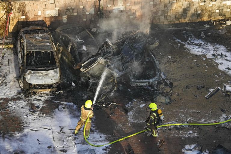 Израильские пожарные тушат пожар в Ашкелоне после ракетного обстрела со стороны сектора Газа Израильские пожарные тушат пожар в Ашкелоне после ракетного обстрела со стороны сектора Газа