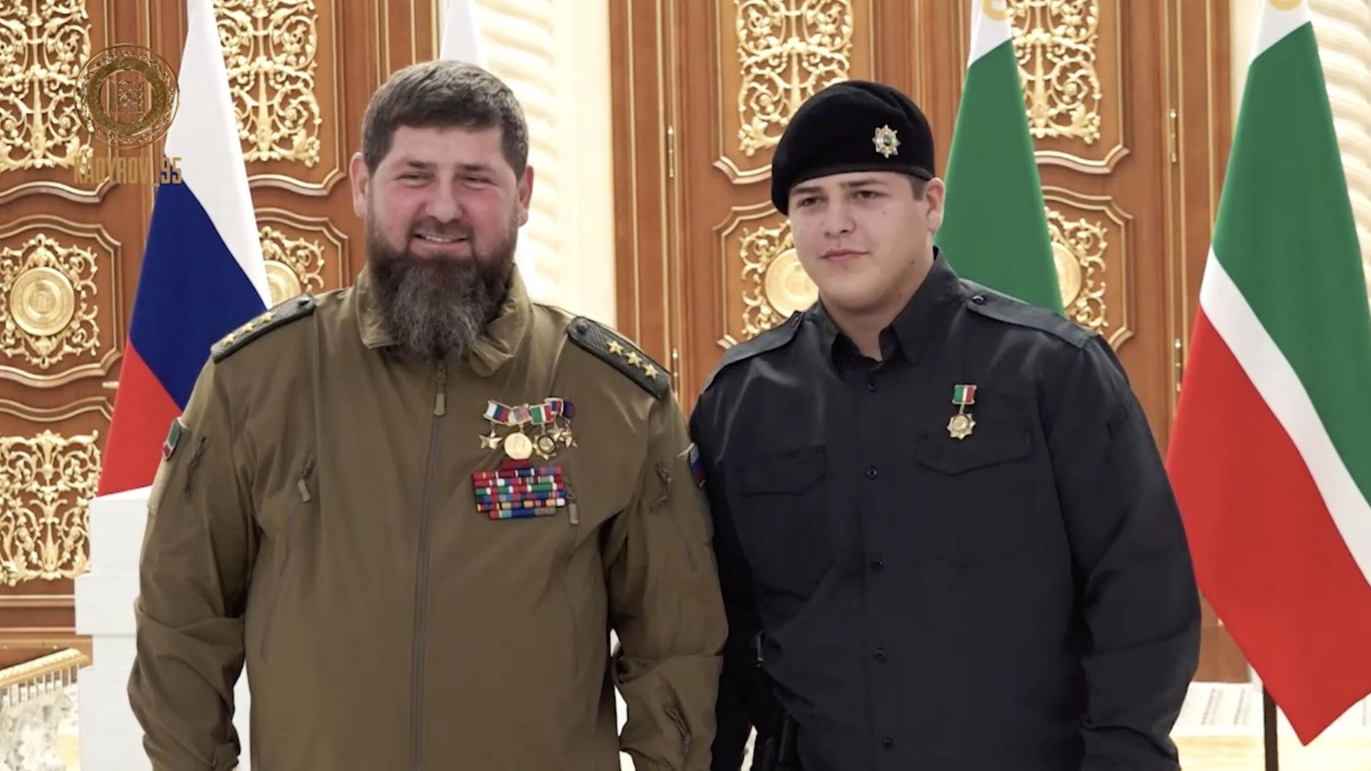 Глава Чечни Рамзан Кадров с сыном Адамом на церемонии награждения. Кадр видео Глава Чечни Рамзан Кадров с сыном Адамом на церемонии награждения. Кадр видео - РИА Новости, 1920, 15.10.2023