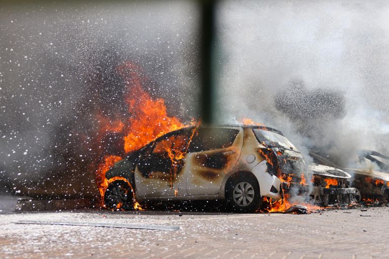 Горящий автомобиль в Ашкелоне после ракетного обстрела со стороны сектора Газа Горящий автомобиль в Ашкелоне после ракетного обстрела со стороны сектора Газа