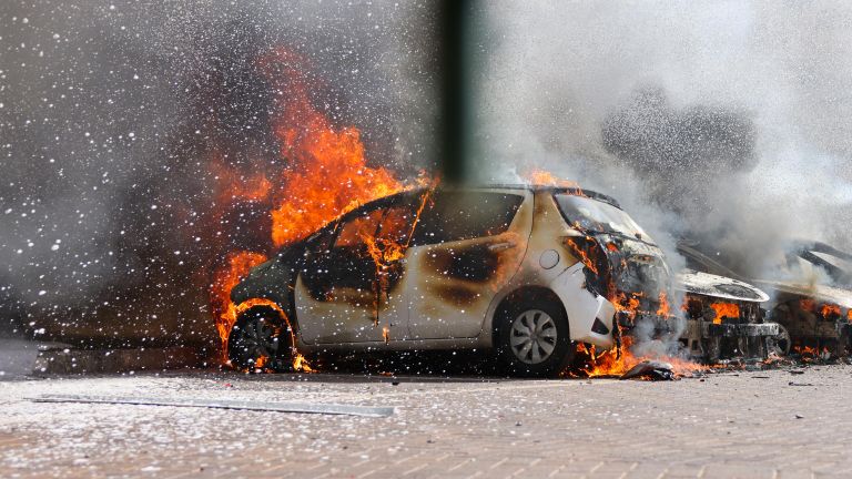 Горящий автомобиль в Ашкелоне после ракетного обстрела со стороны сектора Газа
