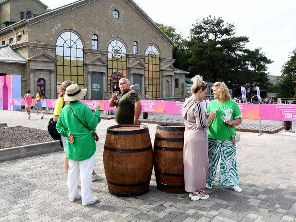 Винное подворье фестиваля в Абрау-Дюрсо (дегустационная зона) Винное подворье фестиваля в Абрау-Дюрсо (дегустационная зона)