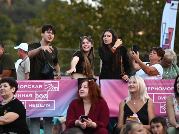 Зрители винной недели в Абрау-Дюрсо Зрители винной недели в Абрау-Дюрсо