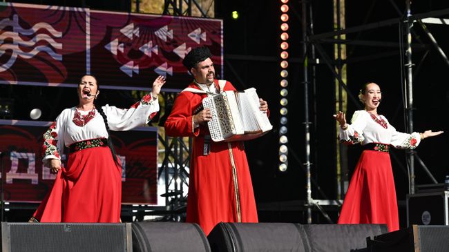 Концерт на главной сцене фестиваля. Кубанский ансамбль казачьей песни Славица Концерт на главной сцене фестиваля. Кубанский ансамбль казачьей песни Славица