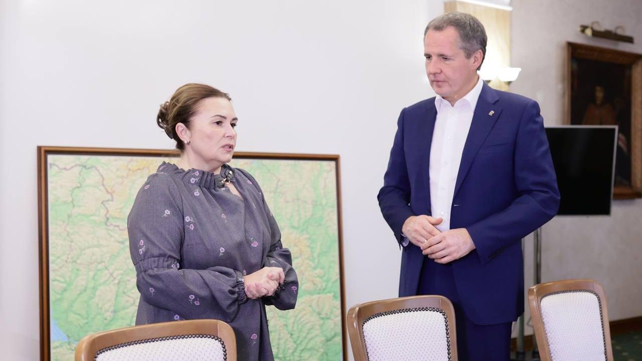 Губернатор Белгородской области Вячеслав Гладков и экс-главврача областной больницы Жанна Чефранова, назначенная сенатором от региона. 9 октября 2023 Губернатор Белгородской области Вячеслав Гладков и экс-главврача областной больницы Жанна Чефранова, назначенная сенатором от региона. 9 октября 2023 - РИА Новости, 1920, 09.10.2023