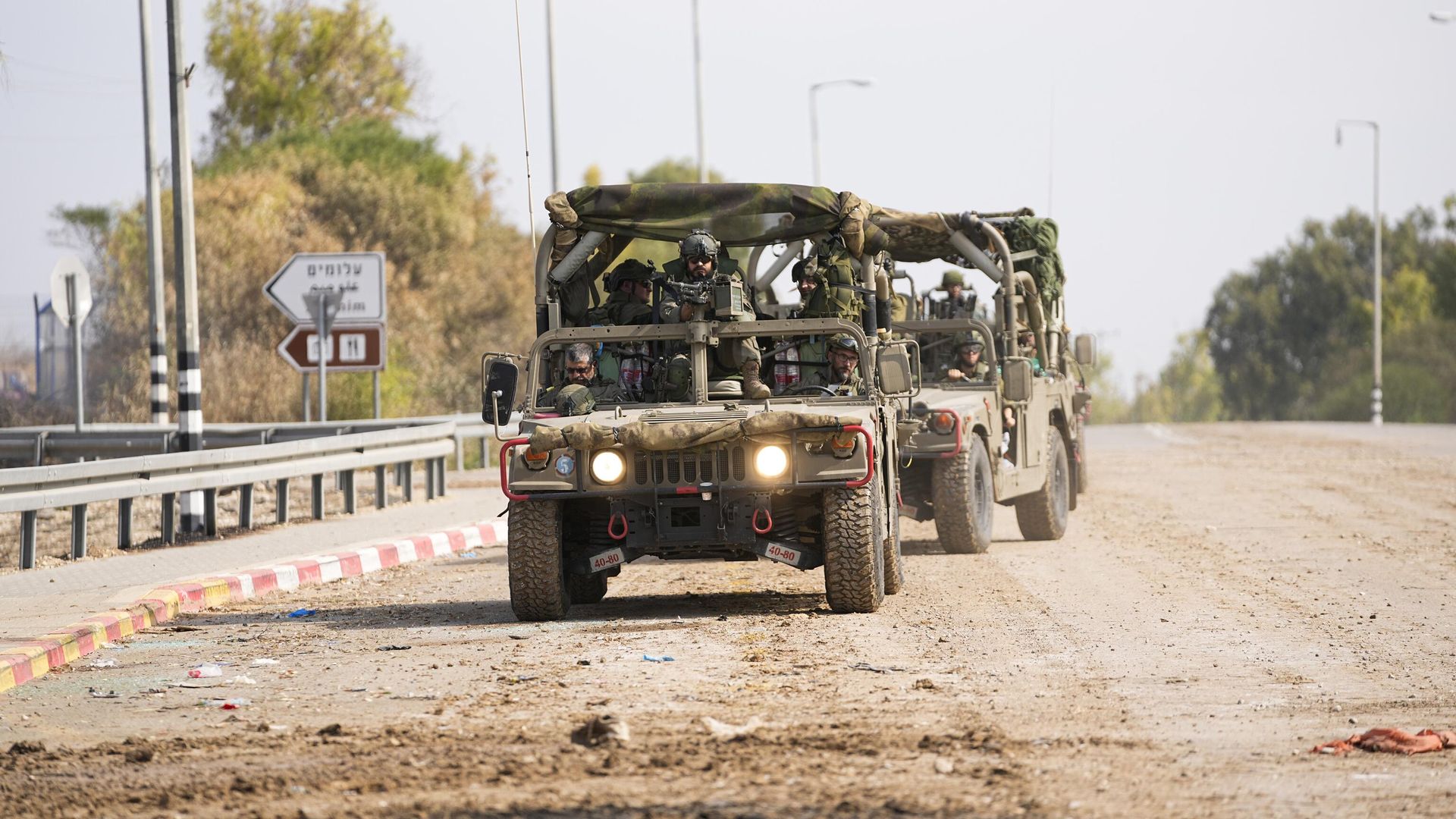 Израильские военные в районе места проведения музыкального фестиваля возле кибуца Реим Израильские военные в районе места проведения музыкального фестиваля возле кибуца Реим - РИА Новости, 1920, 12.10.2023