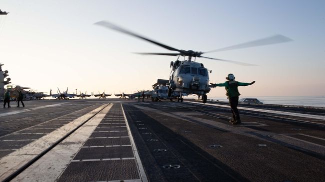 Вертолет MH-60R Sea Hawk на палубе авианосца USS Gerald R. Ford в Средиземном море